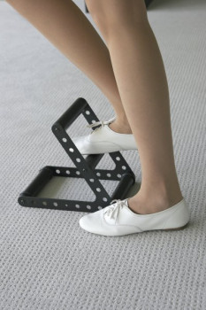 ergonomische fussstuetze für Stehtische und Stehpulte in der Anwendung officeplus bei Büro-Goertz Darmstadt und www.buero-ideen.de